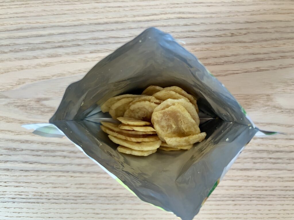 タマリンドハウス バナナチップスサンド パッションフルーツを開封した様子