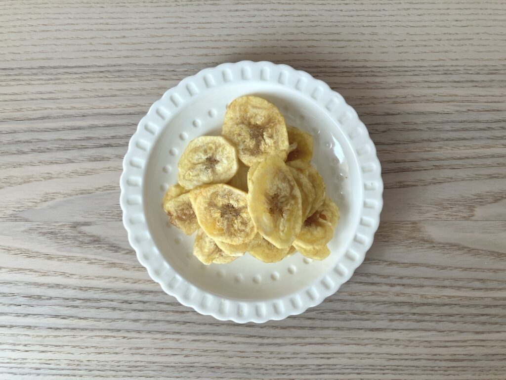 お皿に盛り付けたタマリンドハウス バナナチップスサンド パッションフルーツ