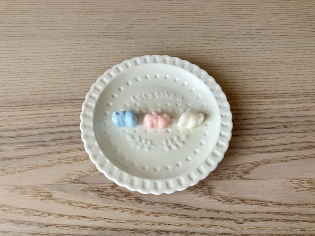 お皿に整列させたピエログルマン クラウドミックスグミ