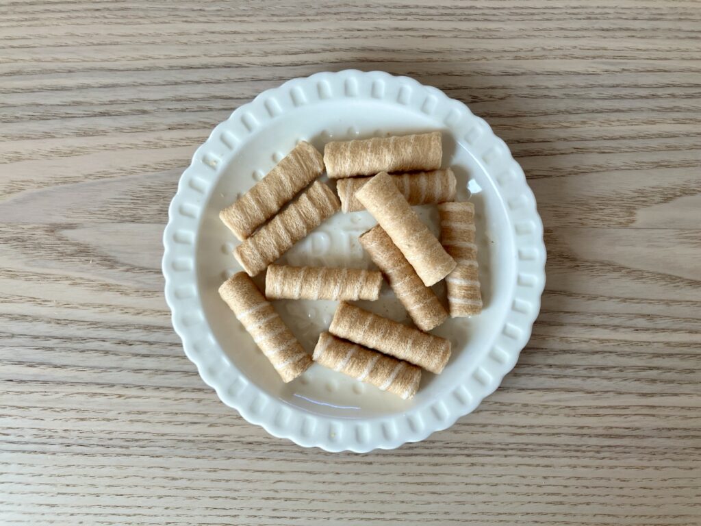 お皿に盛り付けたグリーンヴィル クリスピーココナッツロール オリジナル