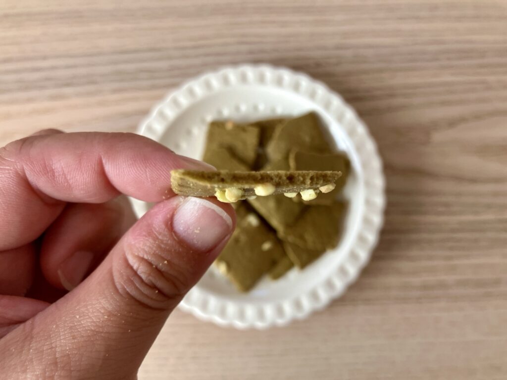 クリスピーグリーンティーブラウニーを割った断面