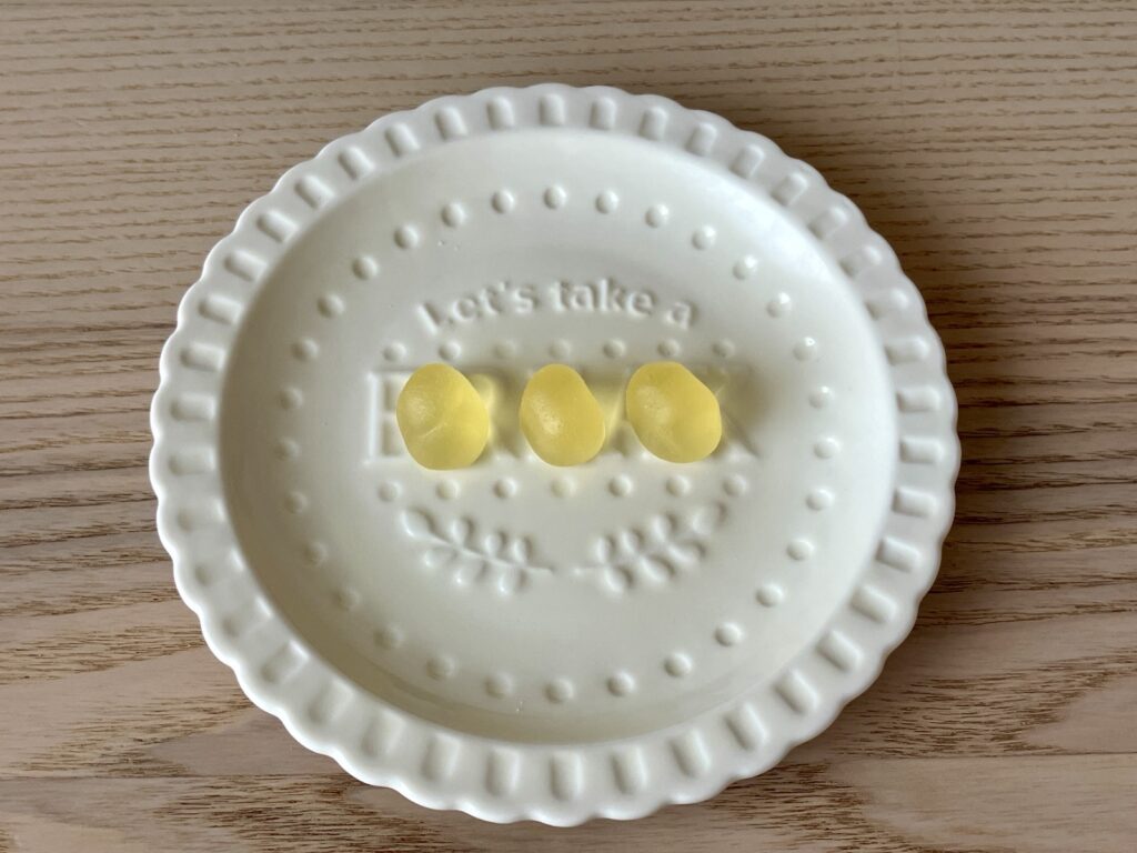 お皿に並べたリフレッシュハーブグミ レモングラス