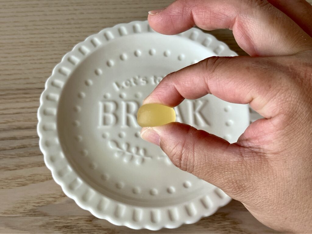 指で挟んだリフレッシュハーブグミ レモングラス、弾力がわかる