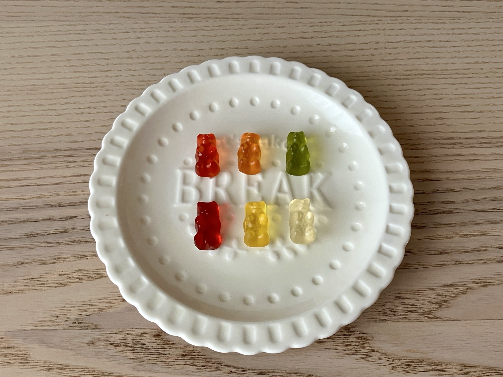 ハリボーゴールドベアを6色並べたお皿
