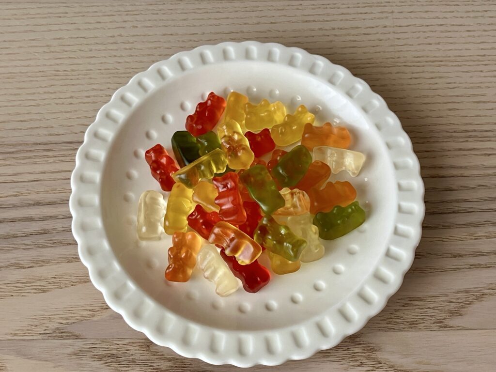 ハリボーゴールドベアをランダムにお皿に盛り付けた様子