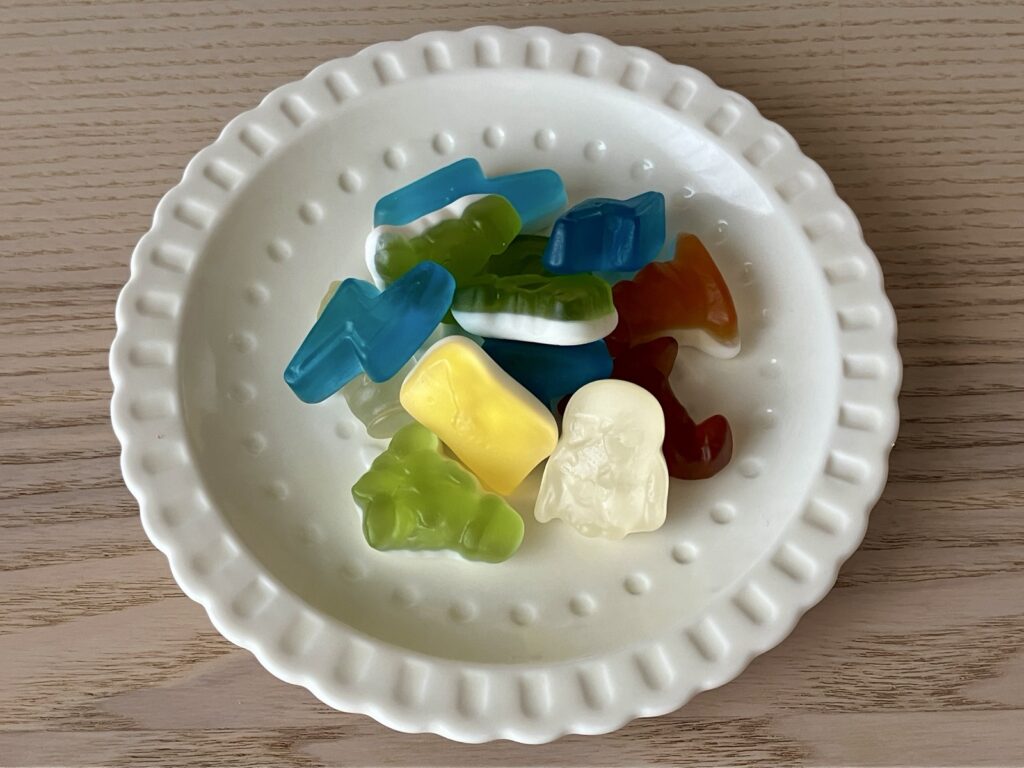 ハリボーハリーポッターをランダムにお皿に盛り付けた様子