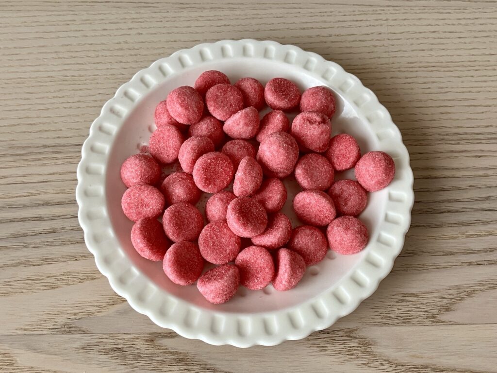 ピエログルマン ストロベリーグミをランダムにお皿に盛り付けた様子