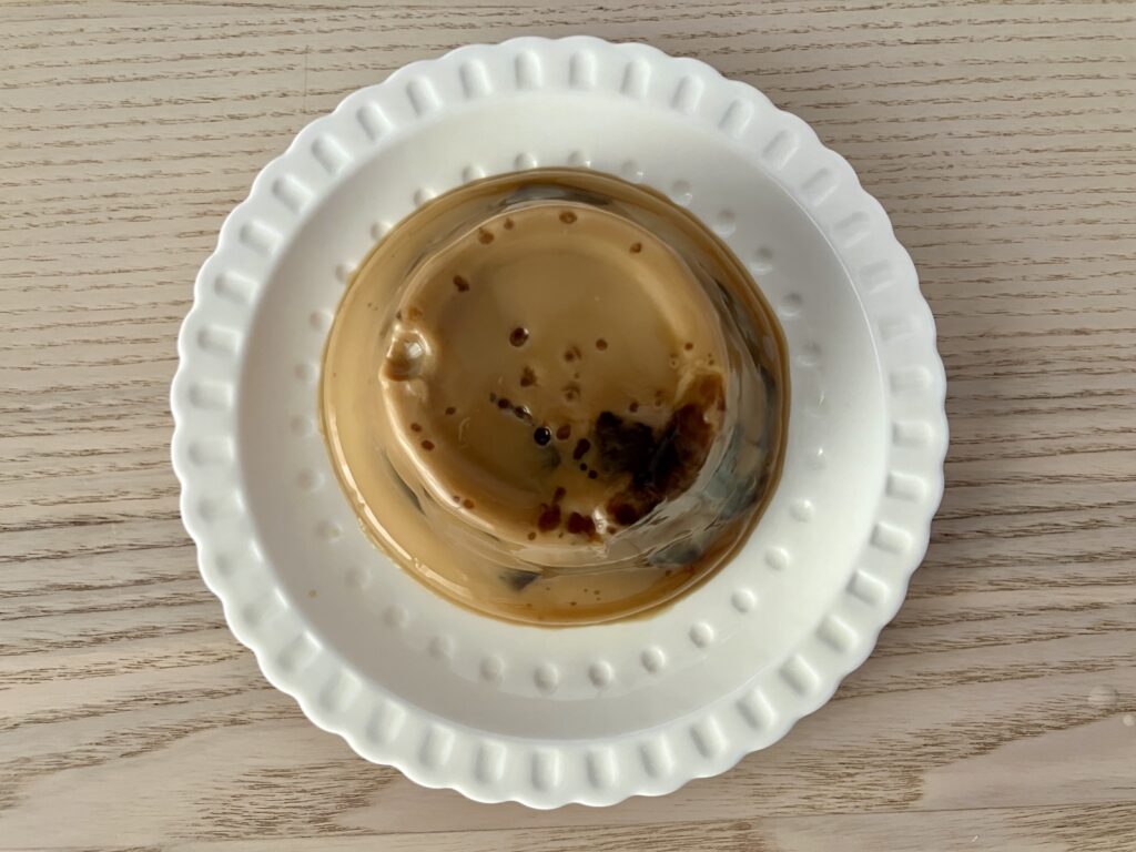 お皿に出した珈琲ゼリーinミルク珈琲プリンの全体像