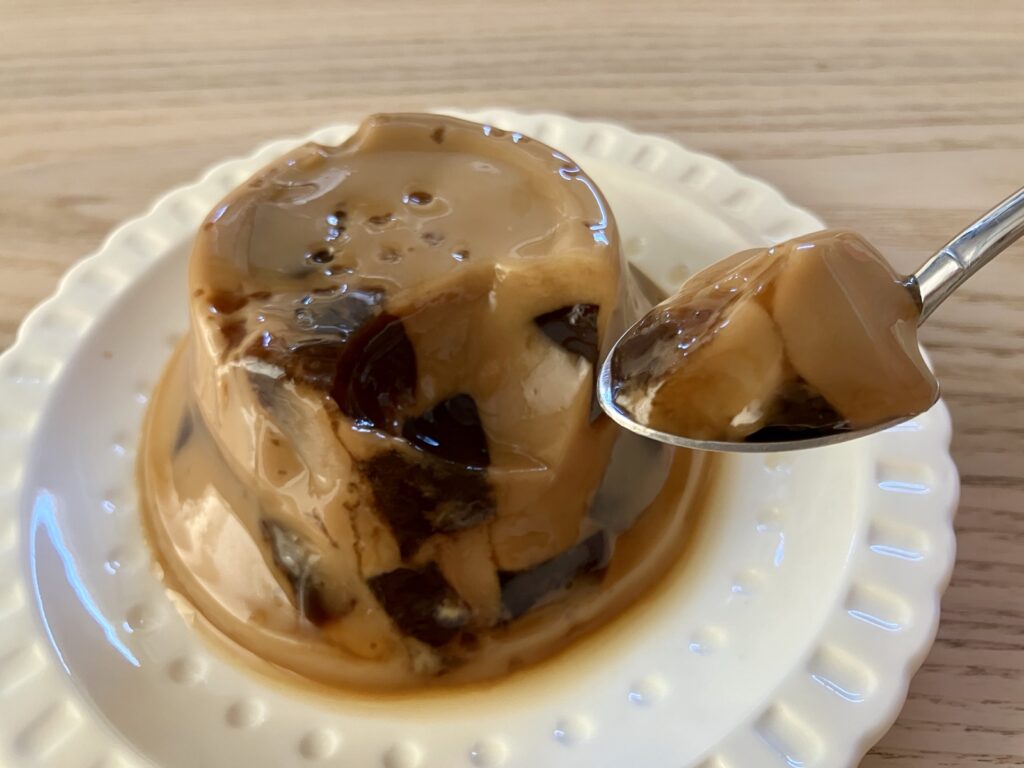 スプーンに乗せた珈琲ゼリーinミルク珈琲プリンの様子