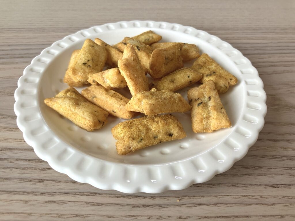 お皿に盛ったホッカ カレービーバー(斜めから)