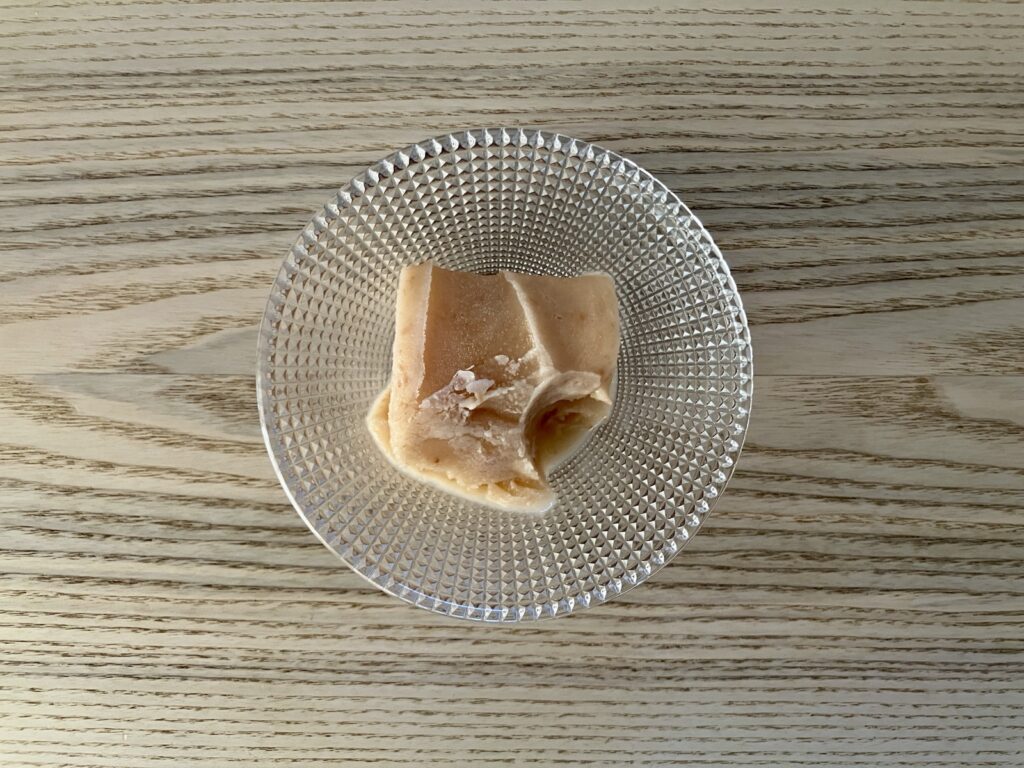 お皿に盛った凍らせておいしい 苺ミルクあいす(真上から)