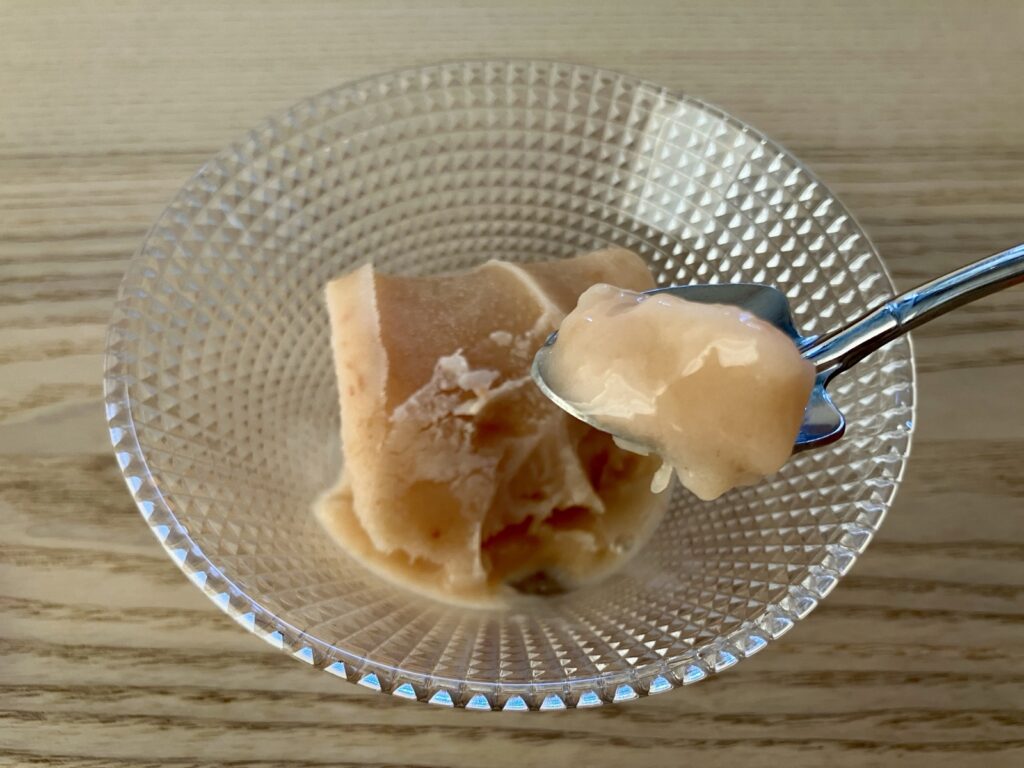 スプーンで掬った凍らせておいしい 苺ミルクあいす