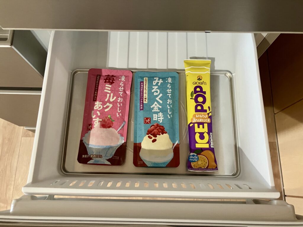 カルディの凍らすアイス3種を冷凍庫で凍らせている様子