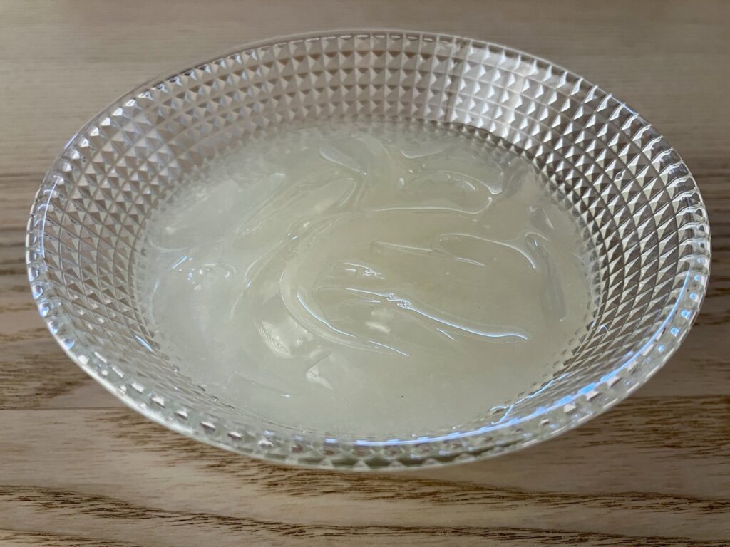お皿のレモンくずきりを斜めから撮影した写真