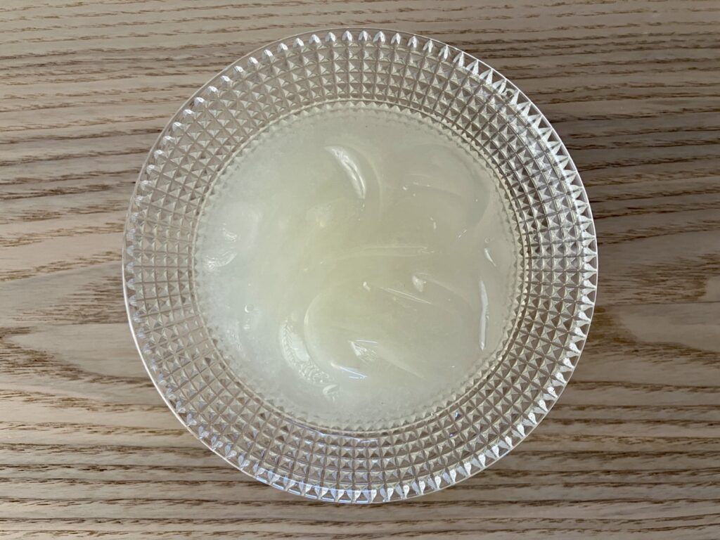 お皿に出したレモンくずきりの全体像