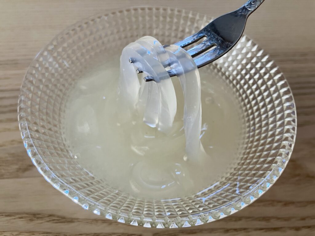 スプーンに乗せたレモンくずきりの様子
