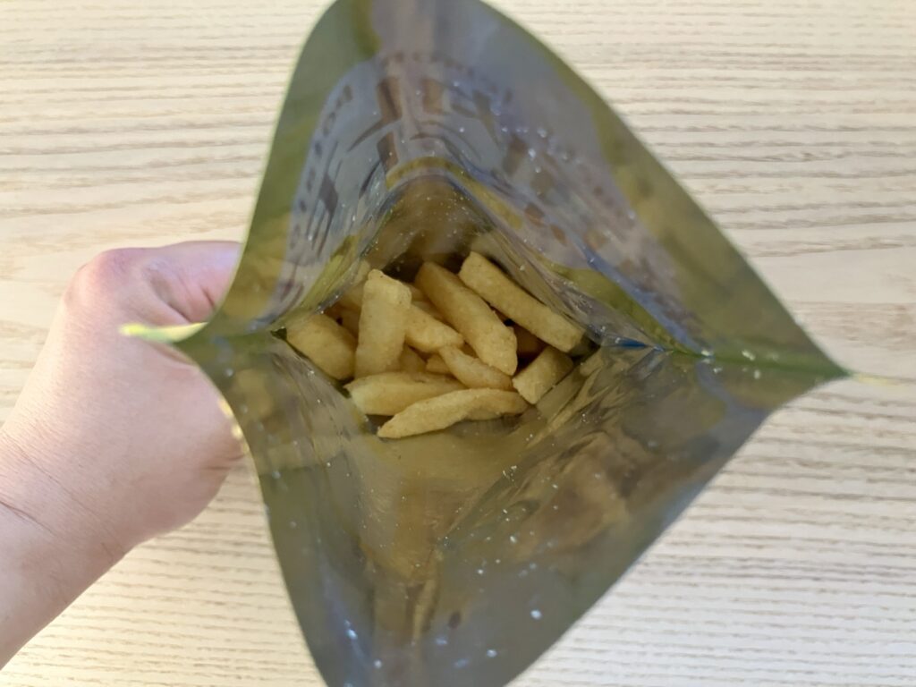 カルディ 瀬戸内レモンポテト レモスコ風味を開封した様子