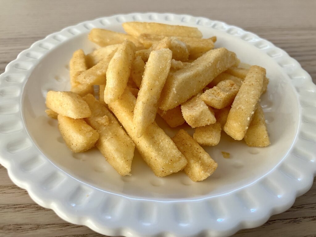 カルディ 瀬戸内レモンポテト レモスコ風味を斜めから見た様子