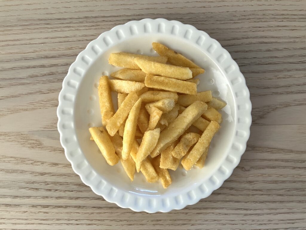 カルディ 瀬戸内レモンポテト レモスコ風味をお皿に盛り付けた様子