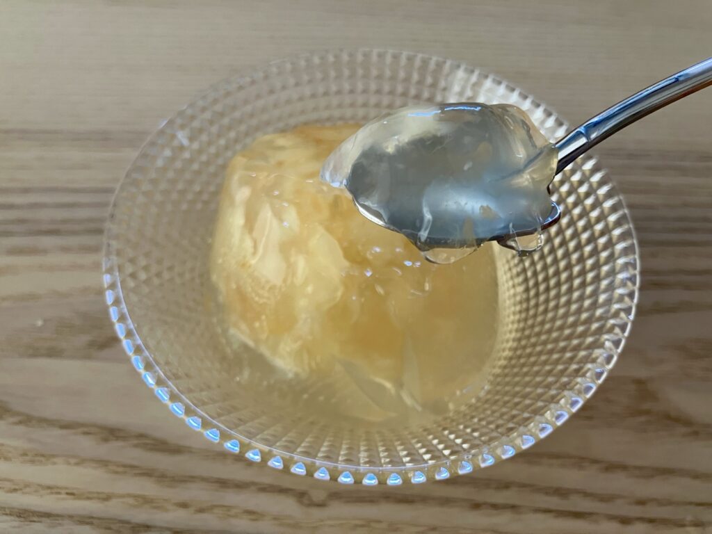 スプーンに乗せたライチゼリー白桃&グレープフルーツの様子