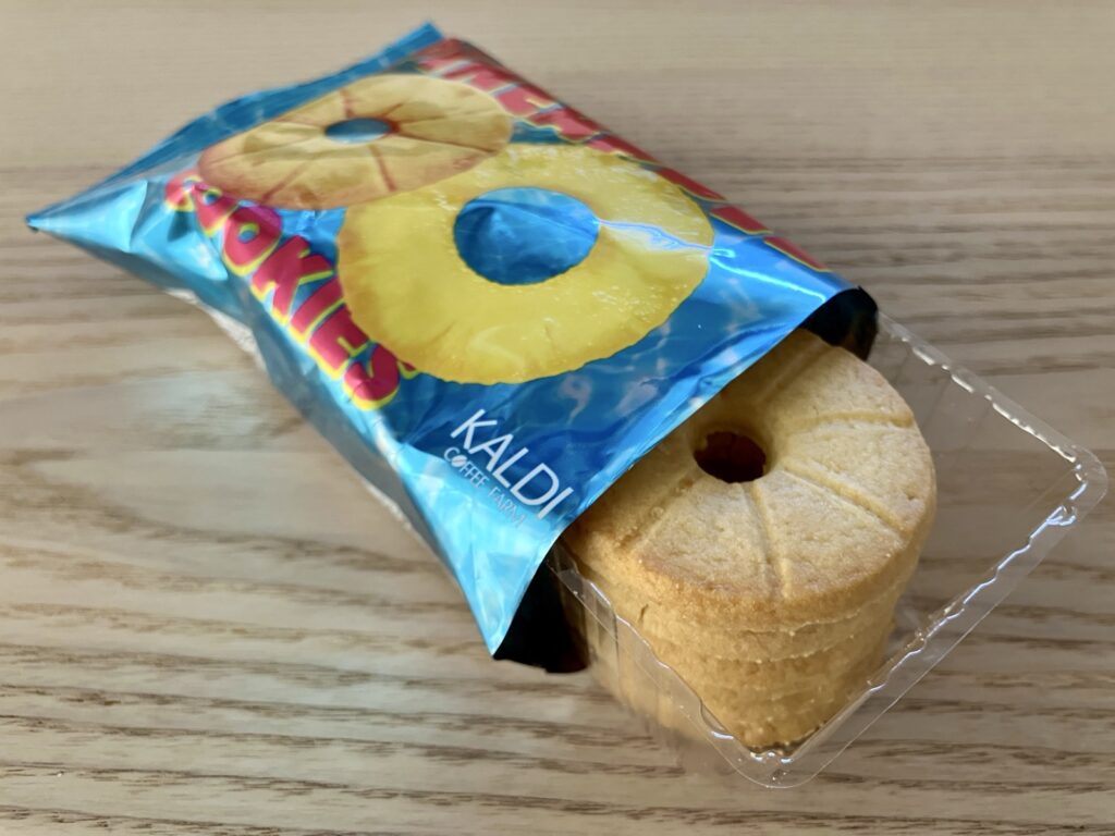 カルディ パイナップルクッキーを開封した様子