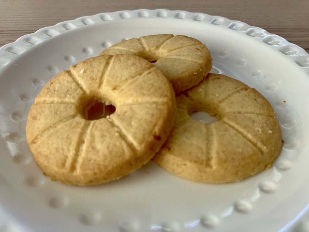 カルディ パイナップルクッキーを斜めから見た様子