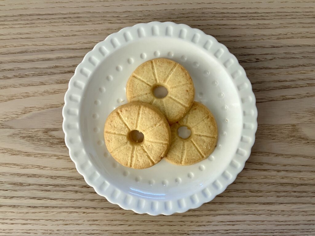 カルディ パイナップルクッキーをお皿に盛り付けた様子