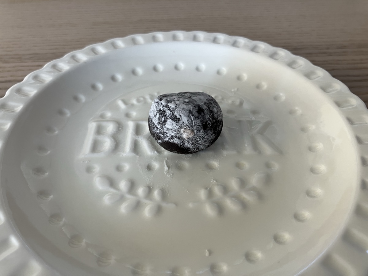 カルディ 雪の恋ドバイチョコもち クローズアップ