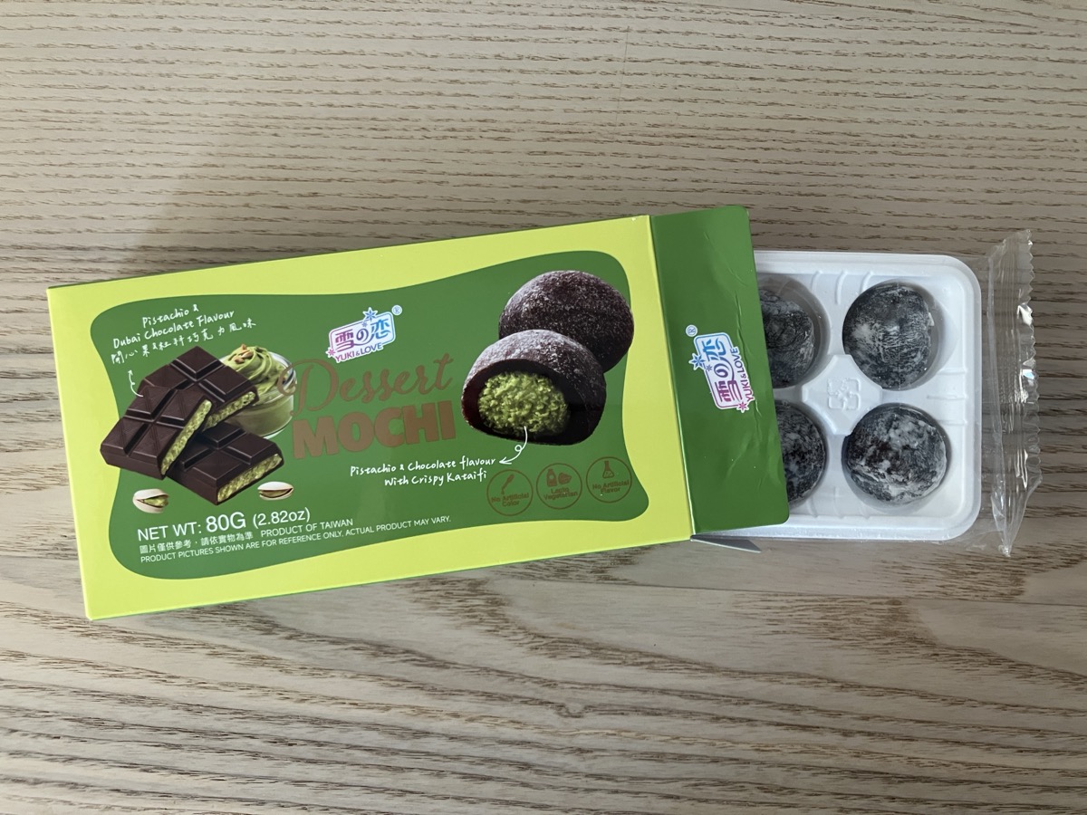 カルディ 雪の恋ドバイチョコもち 開封・中身の様子