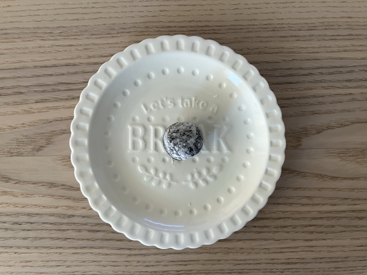 カルディ 雪の恋ドバイチョコもち お皿の全体像