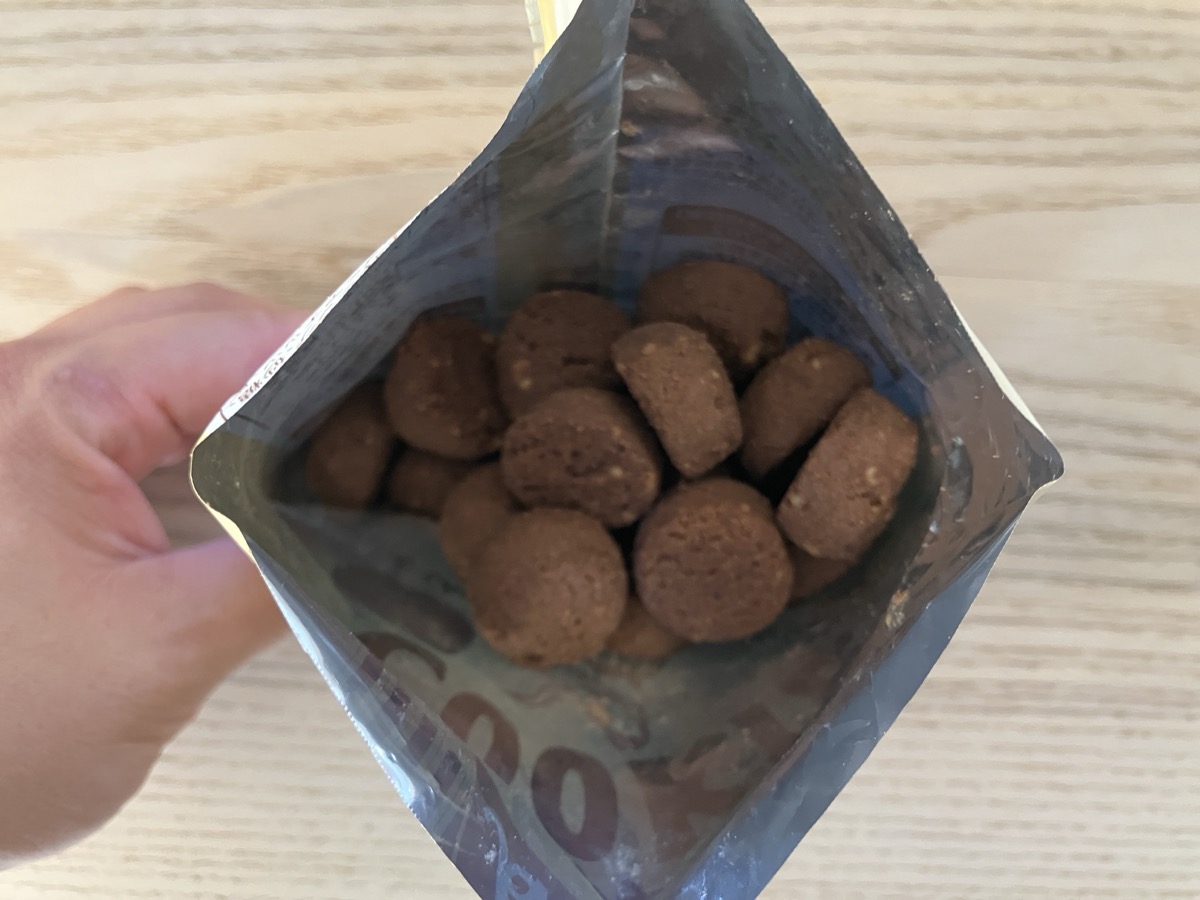 カルディ フラ印マカダミアナッツチョコクッキー 開封・中身の様子