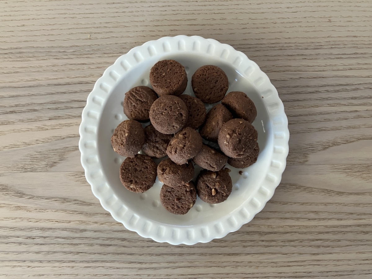 カルディ フラ印マカダミアナッツチョコクッキー お皿の全体像