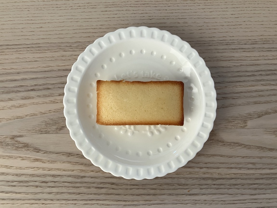 レモンフィナンシェをお皿に乗せた様子