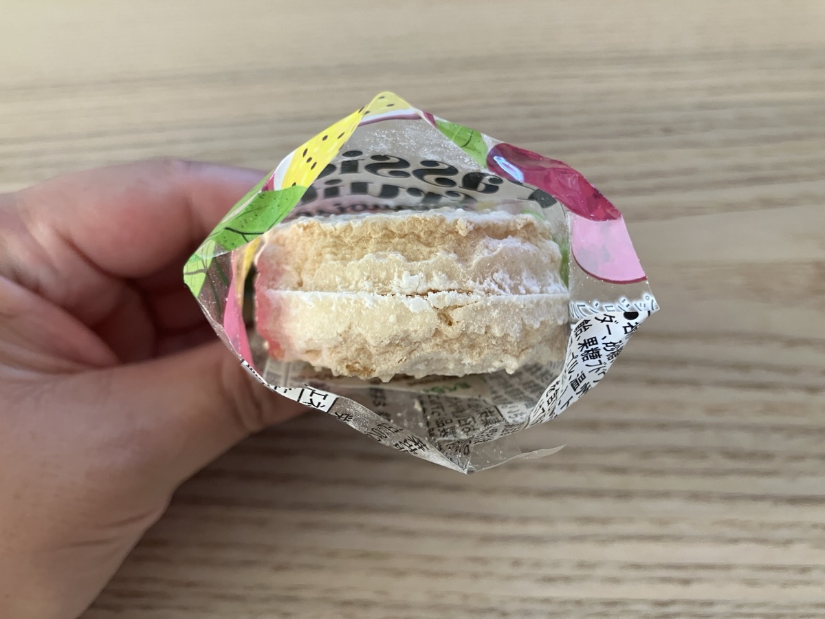 パッションフルーツダックワーズを開封した様子