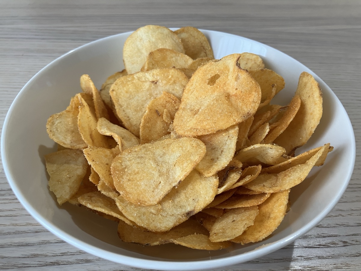 カルディ サテトムポテトチップス お皿・アップ