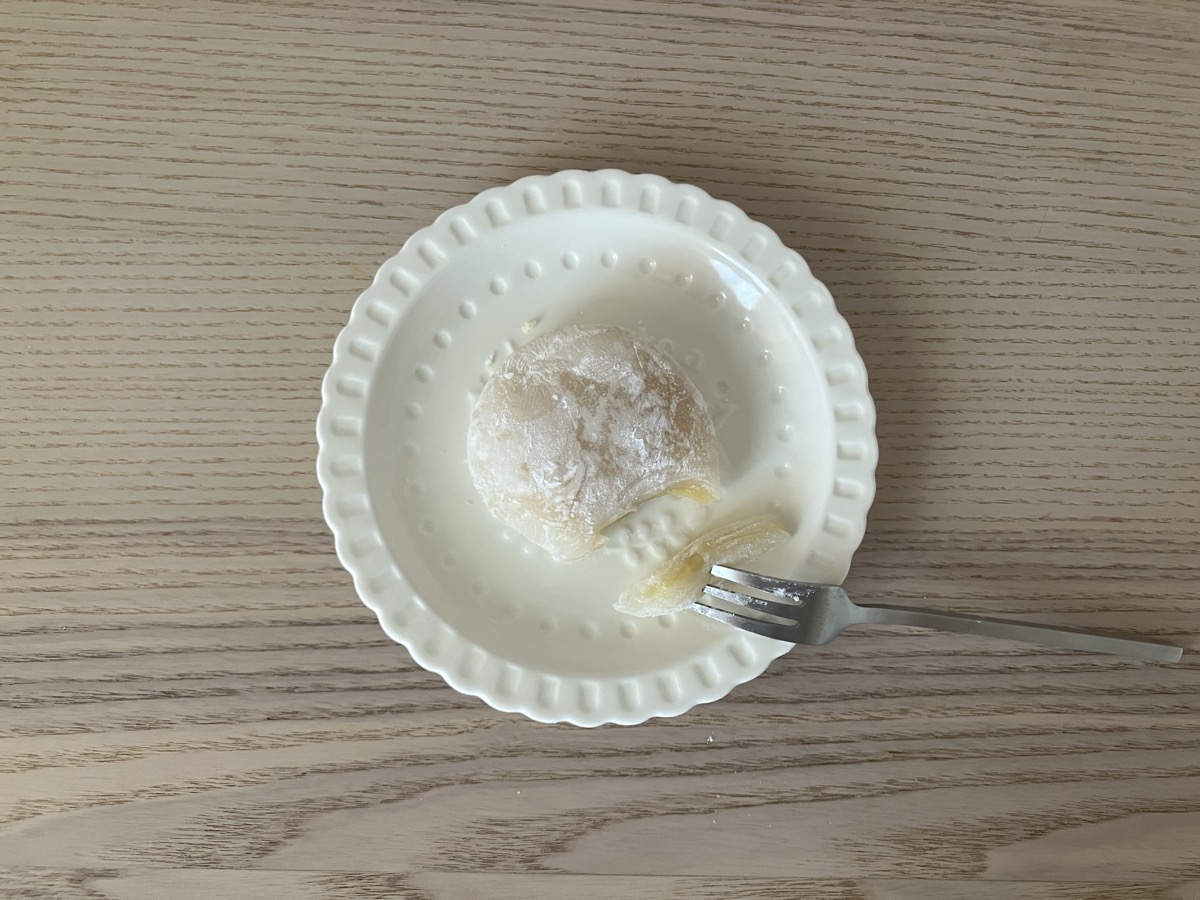 カルディ もへじ レモン大福 断面(レモン餡)