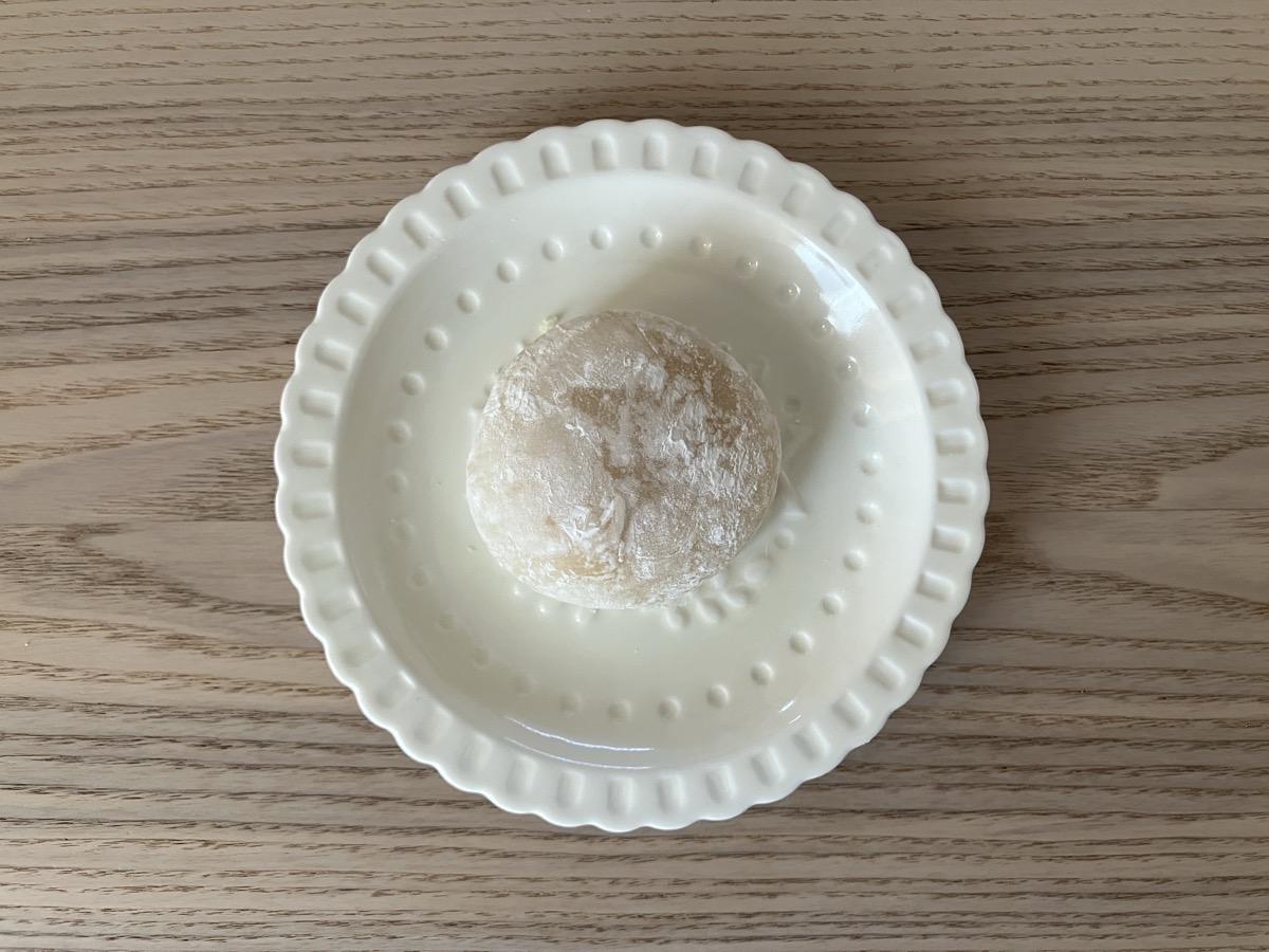 カルディ もへじ レモン大福 お皿に乗せた全体像