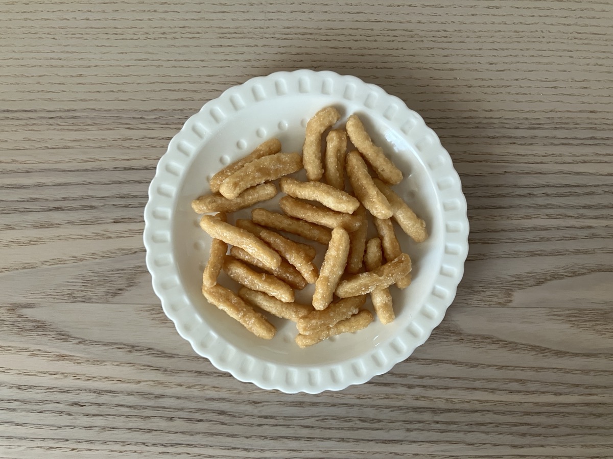 カルディ もへじ パイナップルかりんとう お皿に乗せた全体像